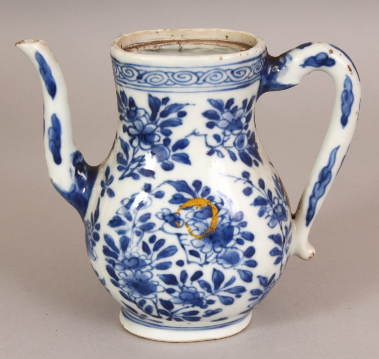 A CHINESE KANGXI PERIOD BLUE & WHITE PORCELAIN EWER, painted in a good tone of underglaze-blue - Image 3 of 8