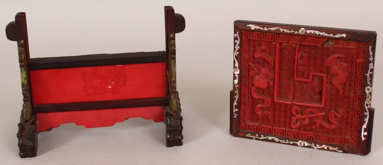 A 19TH/20TH CENTURY CHINESE RED CINNABAR LACQUER & HARDWOOD TABLE SCREEN, the screen carved with a - Image 6 of 6