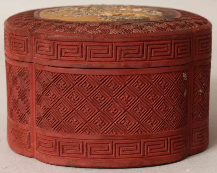 A JAPANESE MEIJI PERIOD RED CINNABAR LACQUER, & SHIBAYAMA BOX & COVER, of quatrefoil section, the - Image 5 of 10
