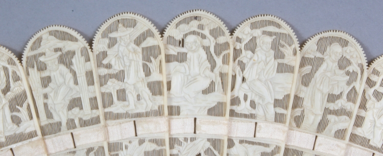 A GOOD 19TH CENTURY CHINESE CANTON IVORY FAN, comprising 16 inner sticks and two guard sticks, the - Image 5 of 7