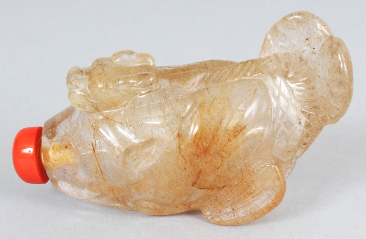 A 19TH/20TH CENTURY CHINESE HAIR ROCK CRYSTAL SNUFF BOTTLE & STOPPER, carved in the form of a - Image 3 of 6