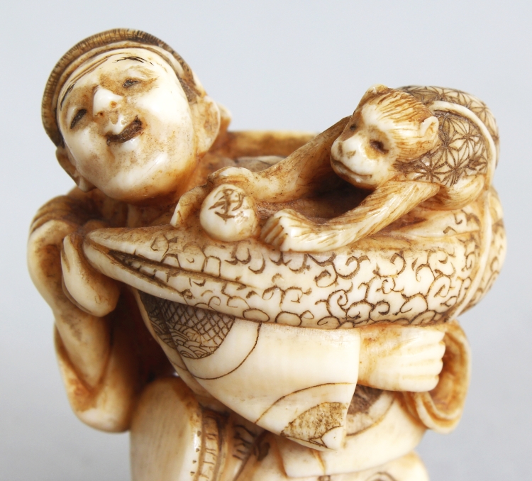 A SMALLER SIGNED JAPANESE MEIJI PERIOD IVORY NETSUKE OF A MONKEY PERFORMER, the walking man - Image 7 of 8