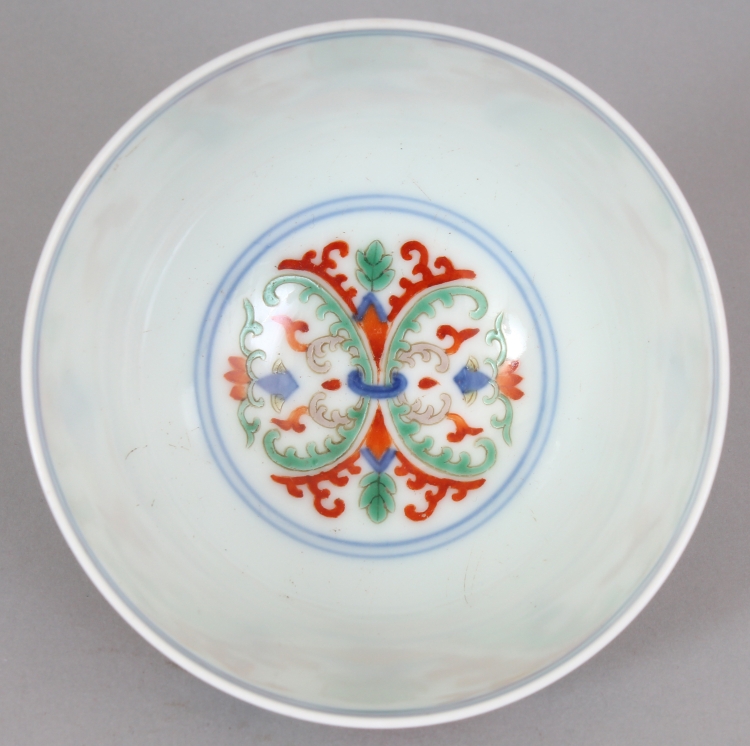 A GOOD QUALITY CHINESE DOUCAI PORCELAIN BOWL, decorated with a variety of formal motifs, the base - Image 5 of 7