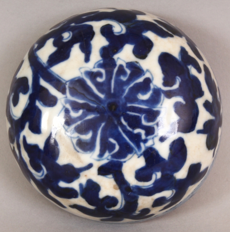 A 19TH CENTURY CHINESE BLUE & WHITE CRACKLEGLAZE PORCELAIN JAR & COVER, painted with an overall - Image 6 of 10