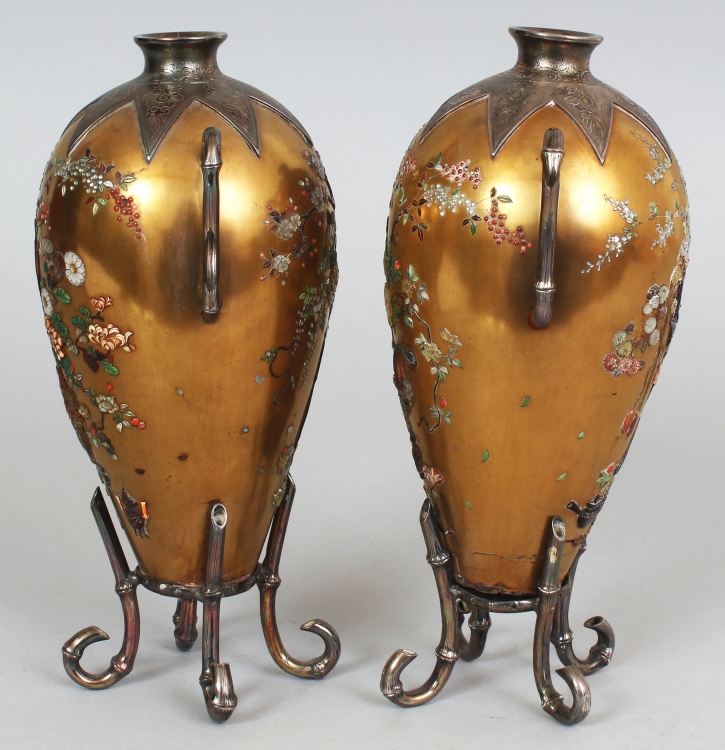 A GOOD PAIR OF JAPANESE MEIJI PERIOD SILVER MOUNTED SHIBAYAMA & GOLD LACQUER VASES, each supported - Image 4 of 10