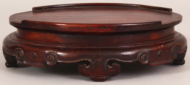 A 19TH CENTURY CHINESE OVAL CARVED HARDWOOD STAND, with ruyi form feet and ruyi carved frieze, 7.8in - Image 2 of 9