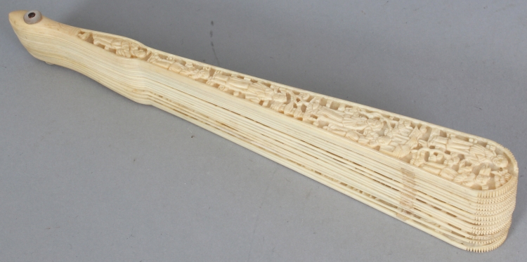 A GOOD 19TH CENTURY CHINESE CANTON IVORY FAN, comprising 16 inner sticks and two guard sticks, the - Image 7 of 7