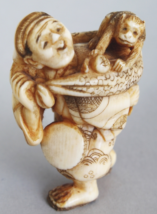 A SMALLER SIGNED JAPANESE MEIJI PERIOD IVORY NETSUKE OF A MONKEY PERFORMER, the walking man - Image 5 of 8