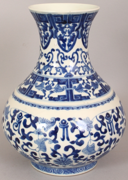 A GOOD QUALITY 19TH CENTURY CHINESE BLUE & WHITE PORCELAIN VASE, painted with formal foliage - Image 4 of 9