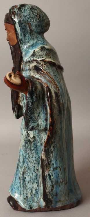 A LARGE EARLY 20TH CENTURY CHINESE FLAMBE GLAZED STONEWARE FIGURE OF A STANDING SAGE - Image 5 of 10