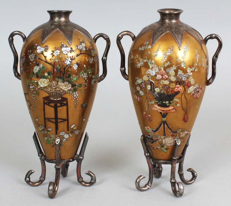 A GOOD PAIR OF JAPANESE MEIJI PERIOD SILVER MOUNTED SHIBAYAMA & GOLD LACQUER VASES, each supported - Image 3 of 10