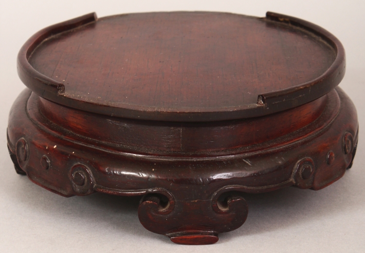 A 19TH CENTURY CHINESE OVAL CARVED HARDWOOD STAND, with ruyi form feet and ruyi carved frieze, 7.8in - Image 5 of 9