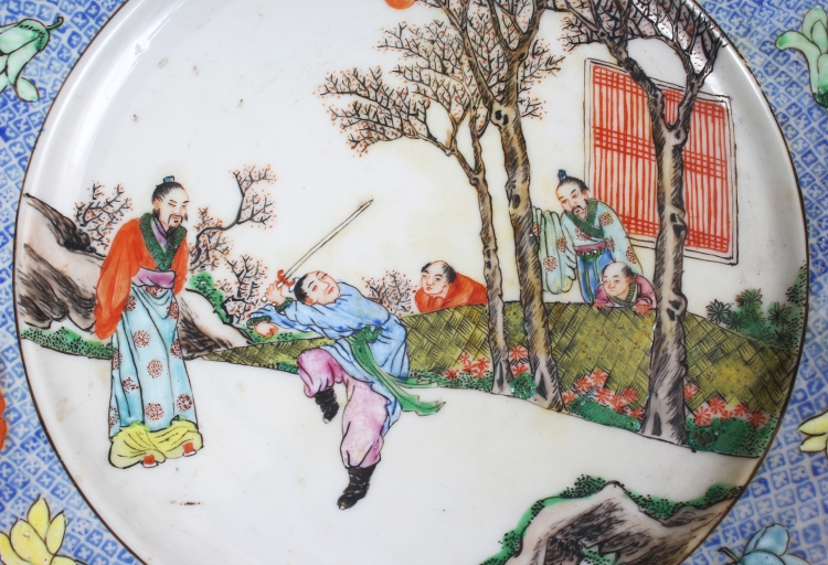 AN EARLY 20TH CENTURY CHINESE FAMILLE ROSE PORCELAIN PLATE, painted to its centre with figures in - Image 2 of 5