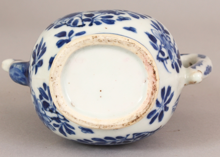 A CHINESE KANGXI PERIOD BLUE & WHITE PORCELAIN EWER, painted in a good tone of underglaze-blue - Image 8 of 8