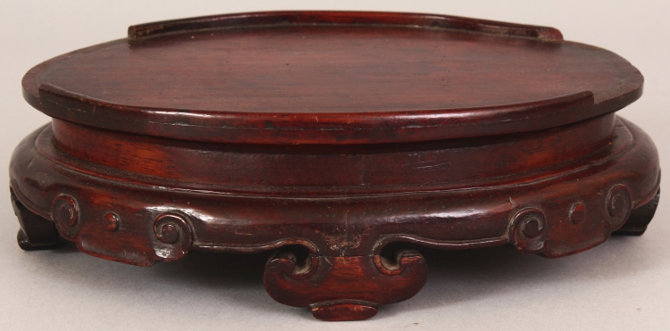 A 19TH CENTURY CHINESE OVAL CARVED HARDWOOD STAND, with ruyi form feet and ruyi carved frieze, 7.8in - Image 4 of 9