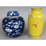 A FINE QUALITY 19TH/20TH CENTURY CHINESE YELLOW GROUND FAMILLE ROSE PORCELAIN LANTERN VASE,