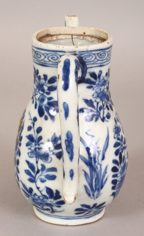 A CHINESE KANGXI PERIOD BLUE & WHITE PORCELAIN EWER, painted in a good tone of underglaze-blue - Image 4 of 8