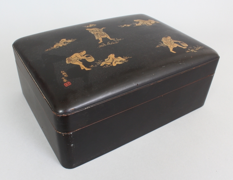 A GOOD QUALITY SIGNED JAPANESE MEIJI PERIOD LACQUERED WOOD BOX & COVER, with four interior fitted