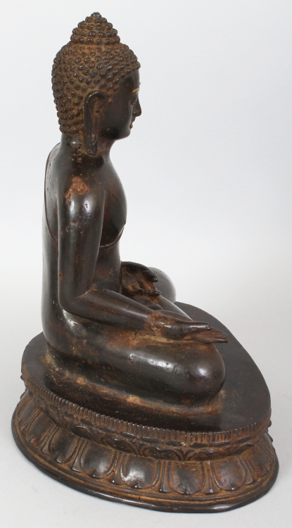 A 19TH/20TH CENTURY BURMESE BRONZE FIGURE OF BUDDHA, seated in dhyanasana on a double lotus - Image 2 of 8