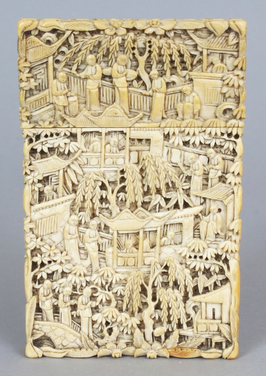 A GOOD QUALITY 19TH CENTURY CHINESE CANTON IVORY CARD CASE, carved overall with finely detailed - Image 2 of 5