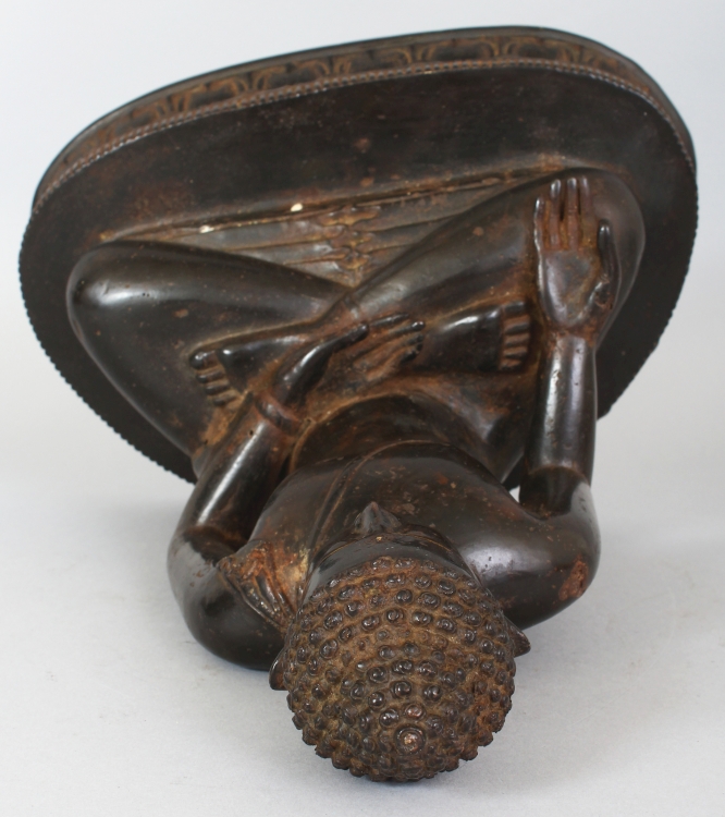 A 19TH/20TH CENTURY BURMESE BRONZE FIGURE OF BUDDHA, seated in dhyanasana on a double lotus - Image 7 of 8