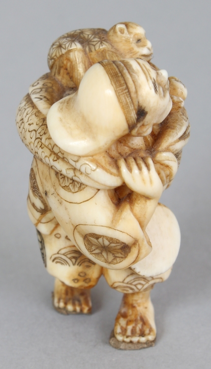 A SMALLER SIGNED JAPANESE MEIJI PERIOD IVORY NETSUKE OF A MONKEY PERFORMER, the walking man - Image 2 of 8