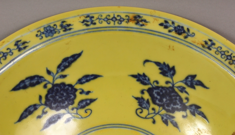 A GOOD QUALITY CHINESE MING STYLE YELLOW GROUND BLUE & WHITE PORCELAIN BOWL, together with a - Image 4 of 8