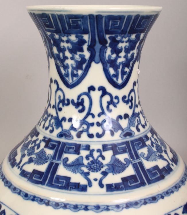 A GOOD QUALITY 19TH CENTURY CHINESE BLUE & WHITE PORCELAIN VASE, painted with formal foliage - Image 6 of 9