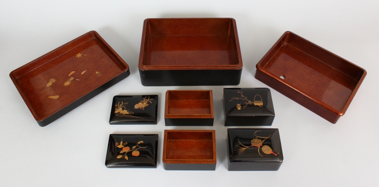 A GOOD QUALITY SIGNED JAPANESE MEIJI PERIOD LACQUERED WOOD BOX & COVER, with four interior fitted - Image 3 of 7