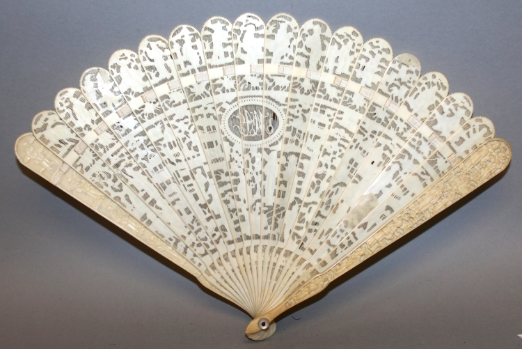 A GOOD 19TH CENTURY CHINESE CANTON IVORY FAN, comprising 16 inner sticks and two guard sticks, the - Image 3 of 7