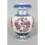 AN UNUSUAL CHINESE MING STYLE UNDERGLAZE-BLUE & COPPER-RED PORCELAIN DRAGON & PHOENIX VASE, the neck