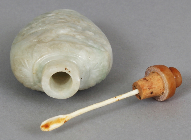 A 20TH CENTURY CHINESE JADE SNUFF BOTTLE, of pale celadon tone, carved to one side with a junk and - Image 5 of 6