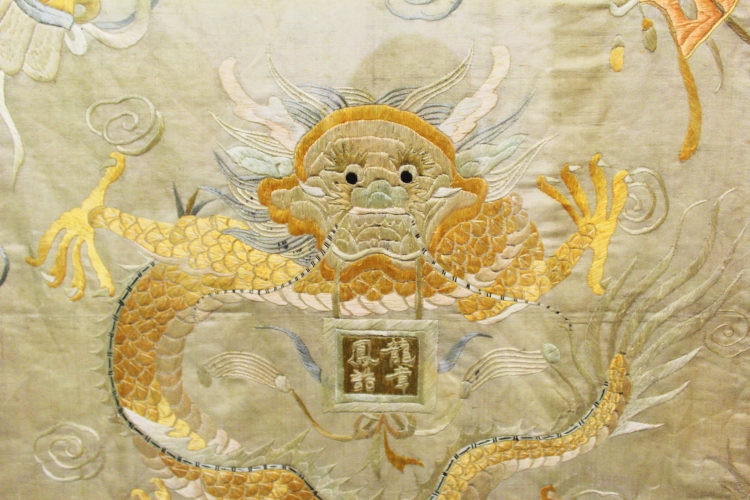 AN UNUSUAL 19TH/20TH CENTURY FRAMED CHINESE CREAM GROUND SILK EMBROIDERY, decorated in satin - Image 2 of 7