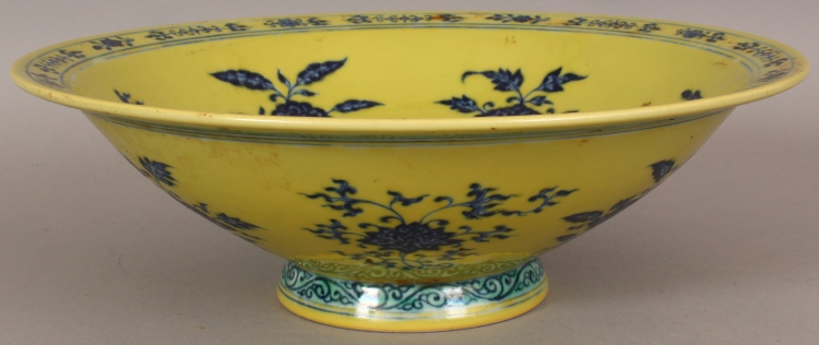 A GOOD QUALITY CHINESE MING STYLE YELLOW GROUND BLUE & WHITE PORCELAIN BOWL, together with a