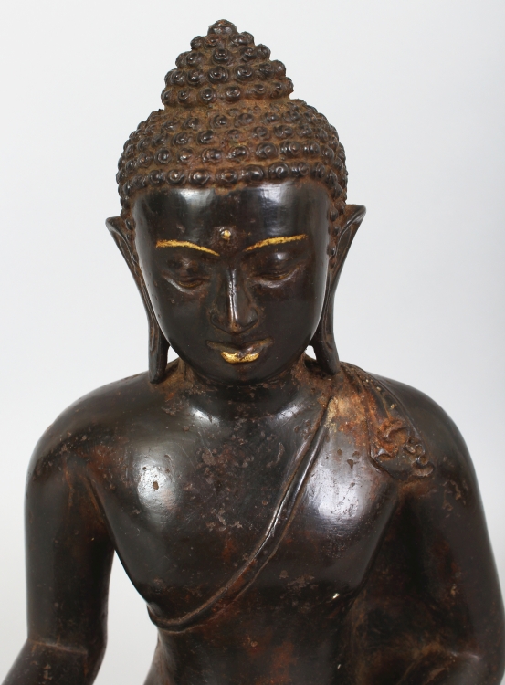 A 19TH/20TH CENTURY BURMESE BRONZE FIGURE OF BUDDHA, seated in dhyanasana on a double lotus - Image 5 of 8