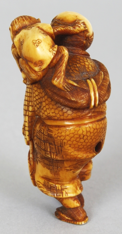 A GOOD QUALITY JAPANESE MEIJI PERIOD STAINED IVORY NETSUKE OF A MONKEY PERFORMER, unsigned, the - Image 3 of 5