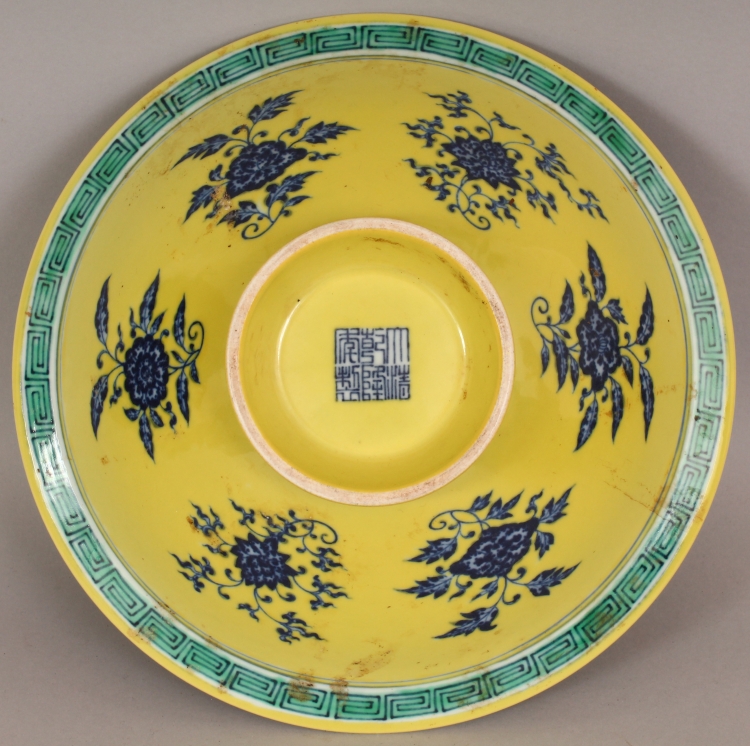 A GOOD QUALITY CHINESE MING STYLE YELLOW GROUND BLUE & WHITE PORCELAIN BOWL, together with a - Image 5 of 8