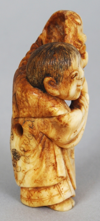 A JAPANESE MEIJI PERIOD IVORY NETSUKE OF A STANDING BOY, unsigned, the boy bearing aloft a Noh mask, - Image 2 of 7