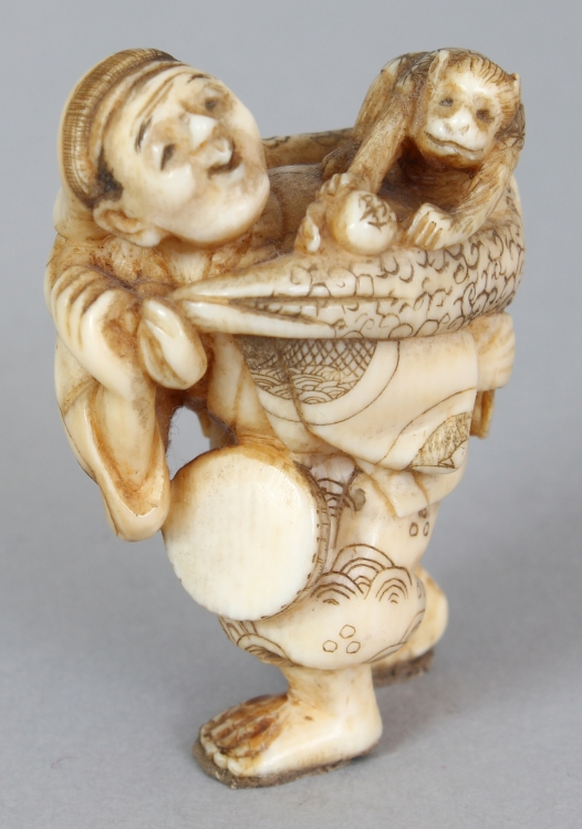 A SMALLER SIGNED JAPANESE MEIJI PERIOD IVORY NETSUKE OF A MONKEY PERFORMER, the walking man