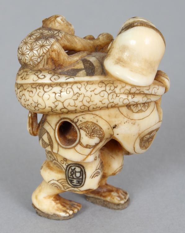 A SMALLER SIGNED JAPANESE MEIJI PERIOD IVORY NETSUKE OF A MONKEY PERFORMER, the walking man - Image 3 of 8