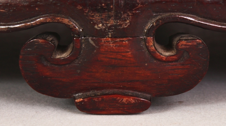 A 19TH CENTURY CHINESE OVAL CARVED HARDWOOD STAND, with ruyi form feet and ruyi carved frieze, 7.8in - Image 6 of 9