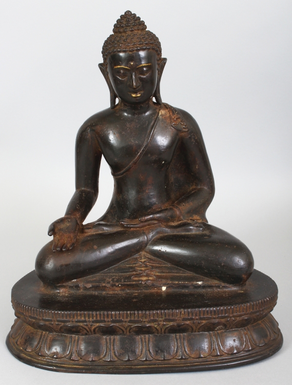 A 19TH/20TH CENTURY BURMESE BRONZE FIGURE OF BUDDHA, seated in dhyanasana on a double lotus