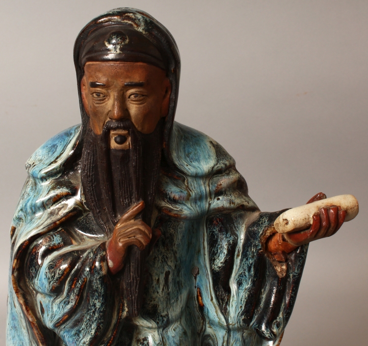 A LARGE EARLY 20TH CENTURY CHINESE FLAMBE GLAZED STONEWARE FIGURE OF A STANDING SAGE - Image 6 of 10