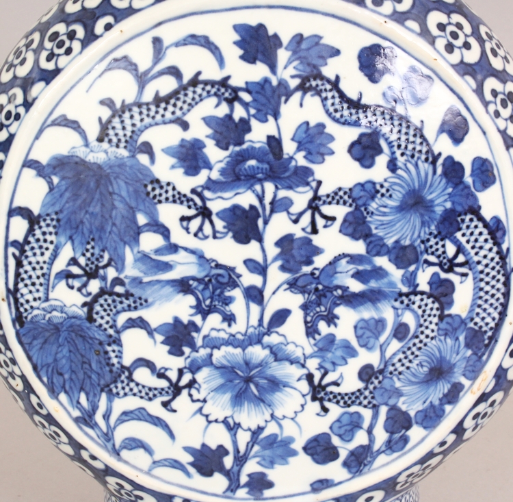 A 19TH CENTURY CHINESE BLUE & WHITE PORCELAIN MOON FLASK, each side painted with a circular panel of - Image 5 of 7