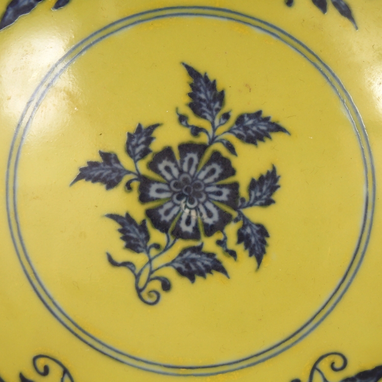 A GOOD QUALITY CHINESE MING STYLE YELLOW GROUND BLUE & WHITE PORCELAIN BOWL, together with a - Image 3 of 8