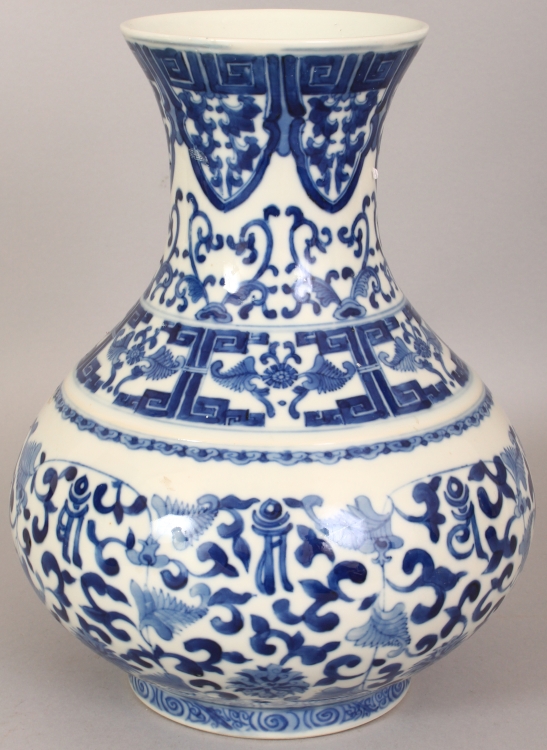 A GOOD QUALITY 19TH CENTURY CHINESE BLUE & WHITE PORCELAIN VASE, painted with formal foliage