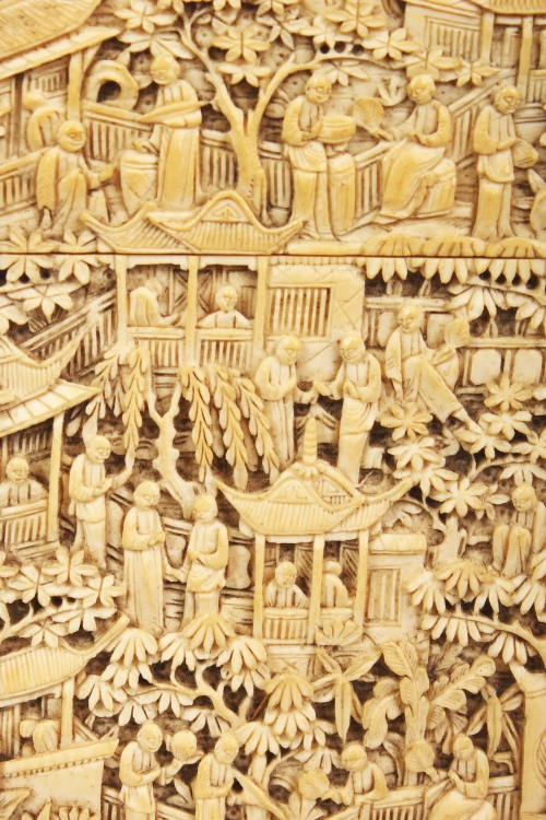 A GOOD QUALITY 19TH CENTURY CHINESE CANTON IVORY CARD CASE, carved overall with finely detailed - Image 4 of 5