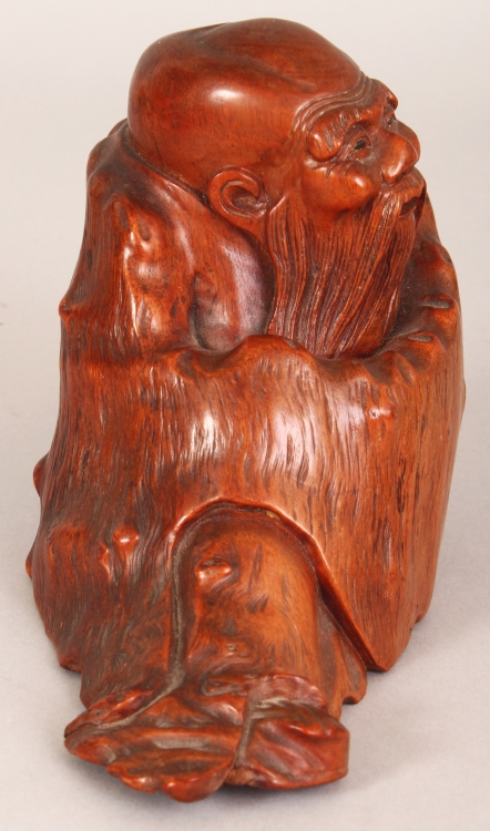 A GOOD QUALITY 19TH CARVED ROOTWOOD FIGURE OF A RECLINING SAGE, wrapped in a well grained cloak, 6. - Image 2 of 7