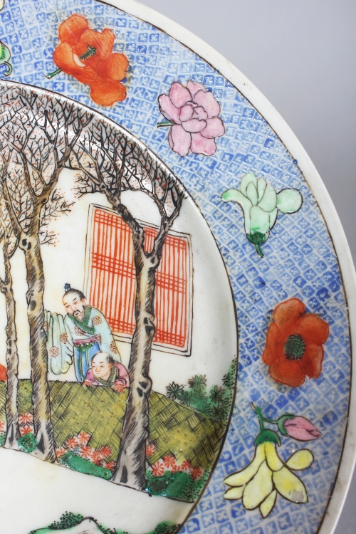 AN EARLY 20TH CENTURY CHINESE FAMILLE ROSE PORCELAIN PLATE, painted to its centre with figures in - Image 3 of 5