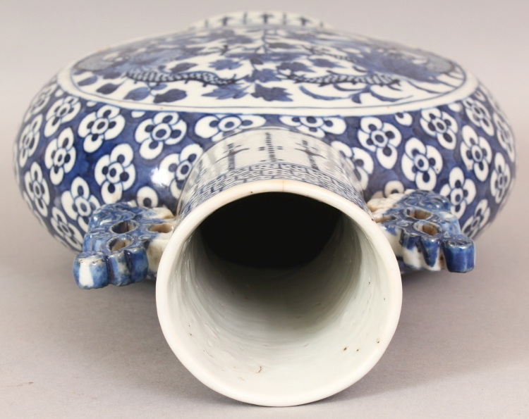 A 19TH CENTURY CHINESE BLUE & WHITE PORCELAIN MOON FLASK, each side painted with a circular panel of - Image 6 of 7